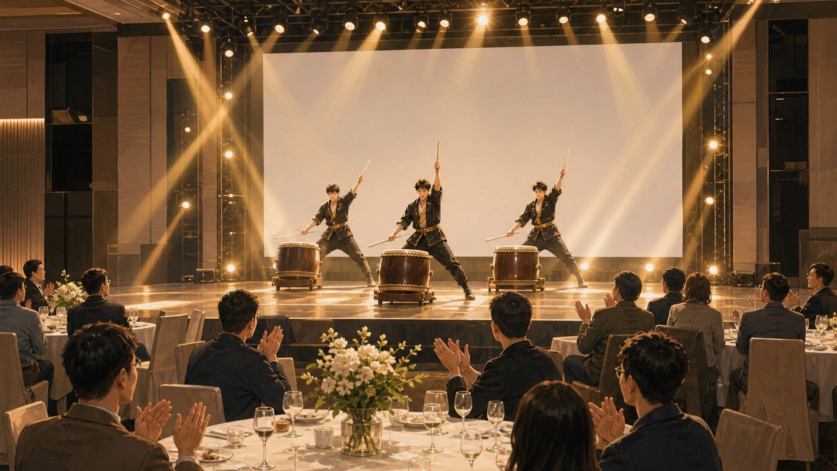 企業尾牙晚宴舞台上三位表演者擊鼓開場，賓客熱烈鼓掌觀看的畫面